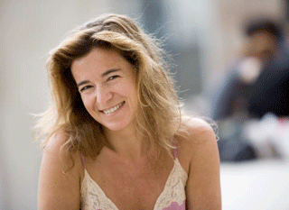 Valérie Gans a de l’esprit, du style, le sens des dialogues, des fausses pistes, de l’effet « bombe à retardement » : un scénario assuré ! Toxique, of course !