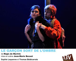 Le garçon sort de l'ombre