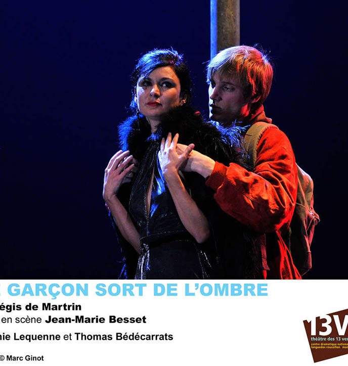Le garçon sort de l'ombre
