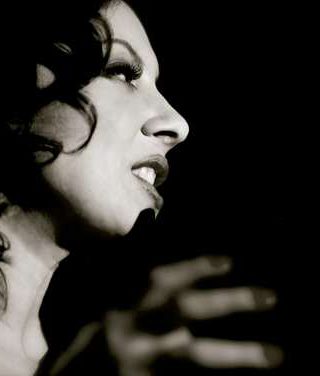 Eva Cortés - Noah Shaye