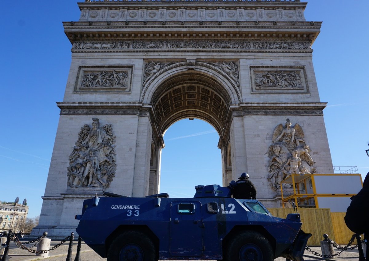 Convoi de la liberté : à Paris, blocages et lacrymogènes